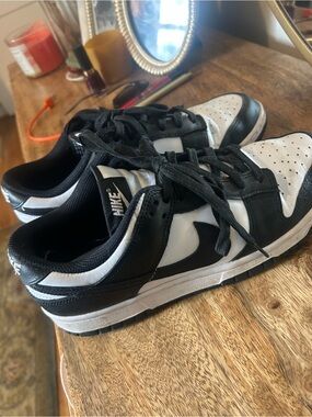 Nike Men’s Black and White Low-Top Sneakers